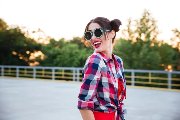 Chica en gafas de sol y traje de baño rojo posando al aire libre —  Fotos de Stock