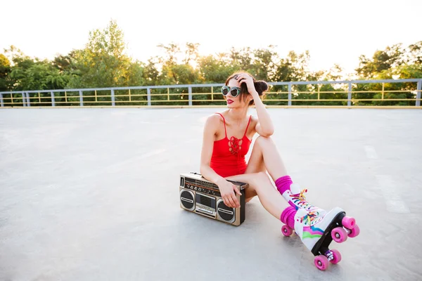 Roller girl in costume da bagno rosso ascoltare musica con giradischi — Foto Stock