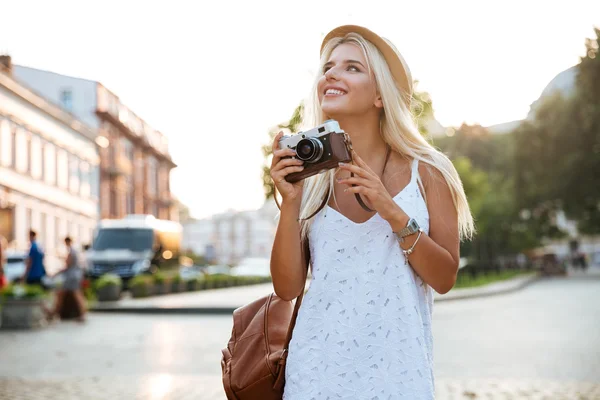 Mulher feliz com a velha câmera vintage andando na rua — Fotografia de Stock