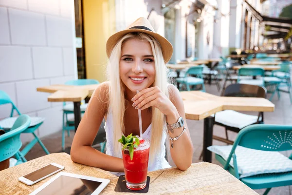 Mujer alegre sentado y beber cóctel en la cafetería al aire libre —  Fotos de Stock