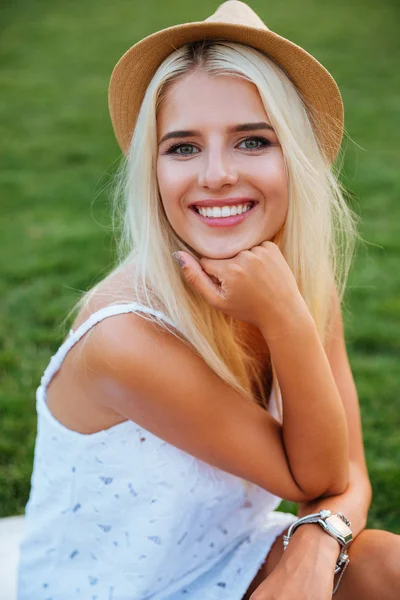 Close up portrait of a smiling young woman in hat — Stock Photo, Image