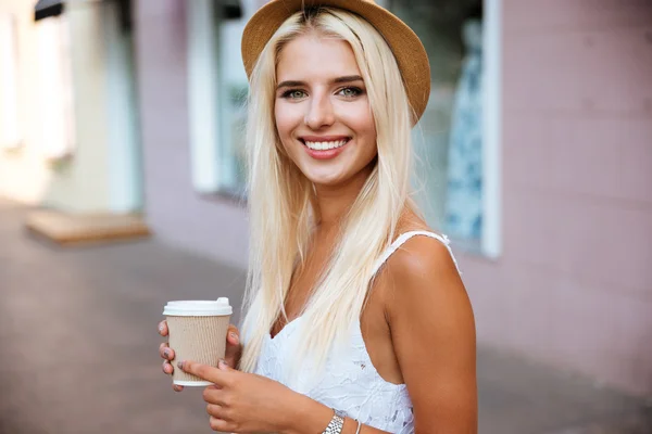 Primer plano de la chica en el sombrero celebración de tomar la taza —  Fotos de Stock