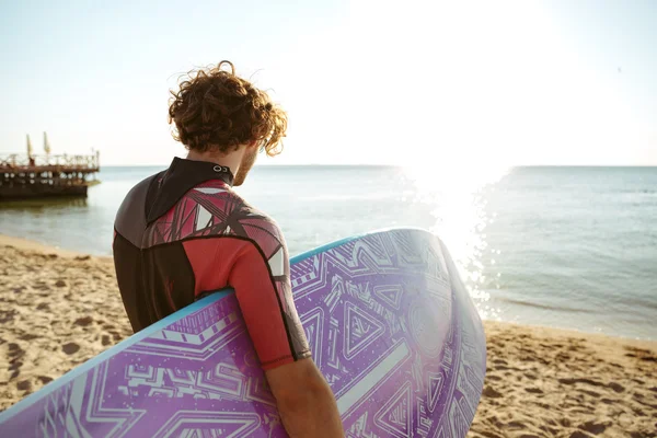 Adam sörfçü ile sahilde sörf tahtası — Stok fotoğraf