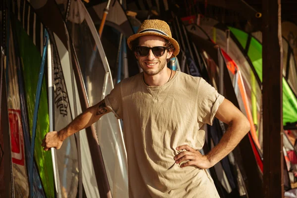 Şapka ve güneş gözlüğü sörf kulübesi duran adam — Stok fotoğraf