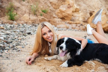 Mutlu kadın ile köpek sahilde rahatlatıcı