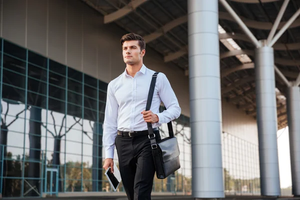 Retrato de um jovem empresário confiante andando com tablet pc — Fotografia de Stock