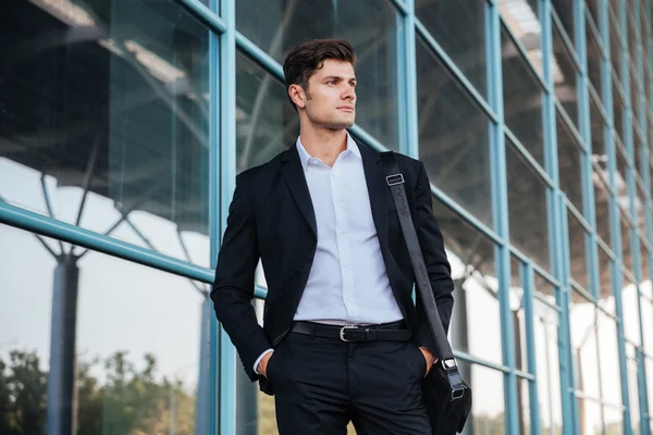 Retrato de un hombre de negocios reflexivo parado en la calle —  Fotos de Stock