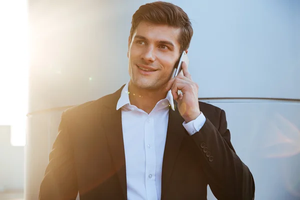 Homme d'affaires heureux parlant au téléphone à l'extérieur — Photo