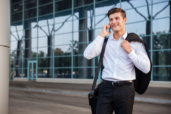 Empresario en camisa blanca hablando por teléfono celular al aire libre —  Fotos de Stock