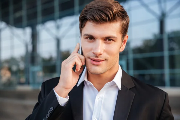 Επιχειρηματία σε λευκό πουκάμισο που μιλάει στο τηλέφωνο κυττάρων σε εξωτερικούς χώρους — Φωτογραφία Αρχείου