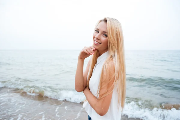Szczęśliwa kobieta stojąc na plaży — Zdjęcie stockowe