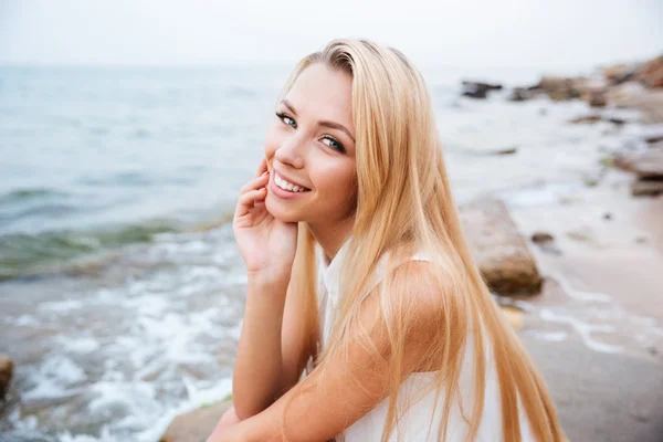 Sonriente hermosa joven en la playa — Foto de Stock