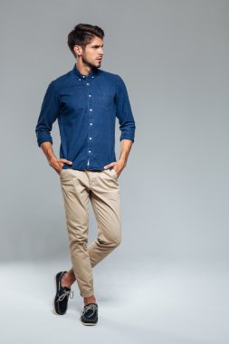 Elleri ceplerde duran sıradan bir adamın portresi