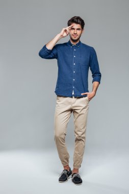 Selamlayan genç bir adamın tam uzunlukta portresi
