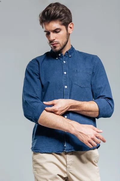 Retrato de un hombre guapo y serio con mangas aisladas — Foto de Stock