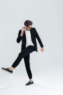 İşadamı kulaklık ile müzik ve dans siyah elbiseli