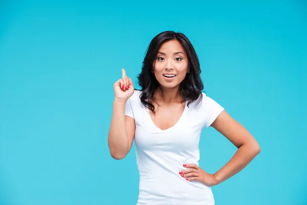 Happy young vietnamese woman pointing up and having an idea — Stock Photo, Image