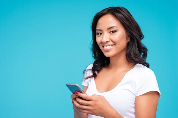 Retrato de um sorriso casual asiático mulher segurando smartphone — Fotografia de Stock