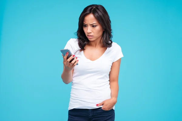 Verrast brunette Vietnamese vrouw praten over de telefoon — Stockfoto