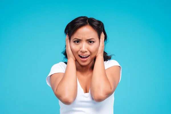 Portret van een jonge boze Aziatische vrouw die haar oren bedekt — Stockfoto