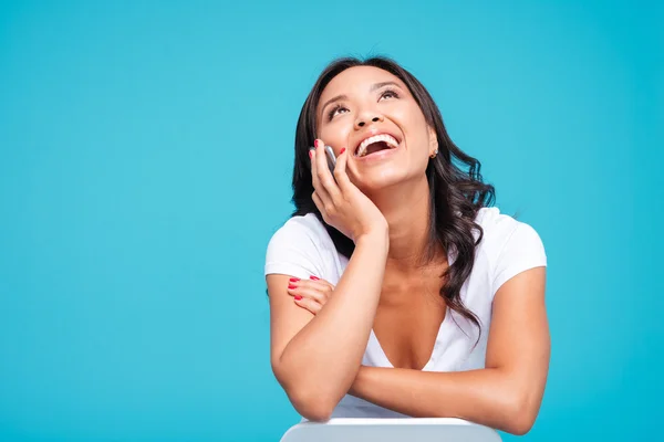 Gelukkig jonge Vietnamese vrouw praten over de telefoon — Stockfoto