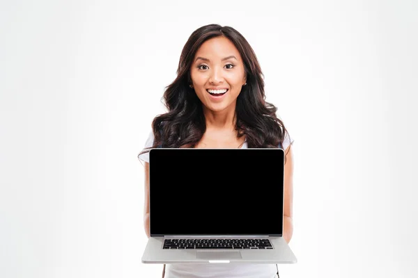 Feliz sorrindo bela mulher asiática segurando laptop com tela em branco — Fotografia de Stock