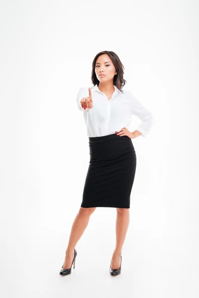 Jeune sérieux belle asiatique femme d'affaires pointant vers caméra — Photo
