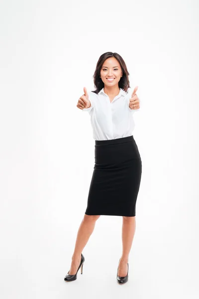 Sonriente joven asiática mujer de negocios mostrando los pulgares hacia arriba con dos manos — Foto de Stock