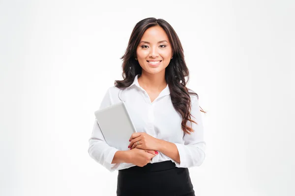 Uśmiechnięty Asian businesswoman Holding tablet komputer — Zdjęcie stockowe