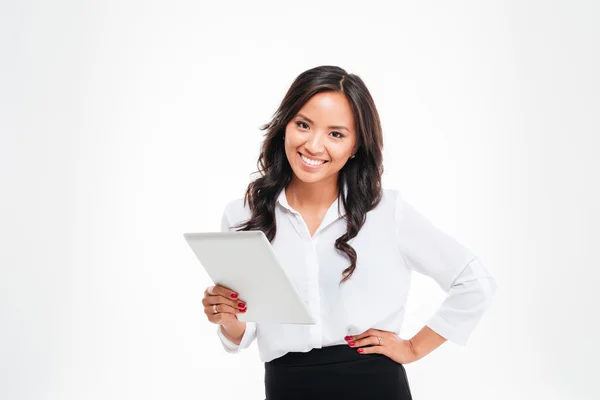 Lachende Aziatische zakenvrouw staande met Tablet computer — Stockfoto