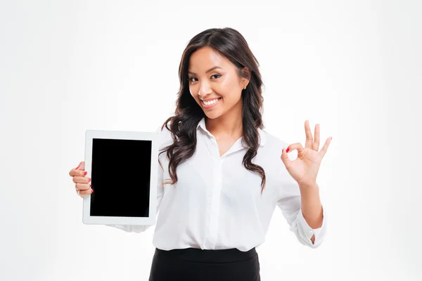Asiática empresaria sosteniendo tableta con pantalla en blanco y mostrando bien —  Fotos de Stock