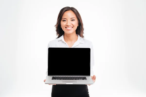 Bonita sorridente asiático empresária mostrando laptop com tela em branco — Fotografia de Stock