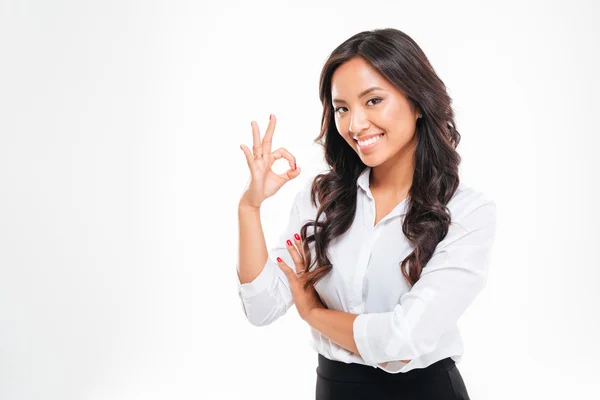 Feliz joven mujer de negocios asain mostrando ok signo aislado —  Fotos de Stock