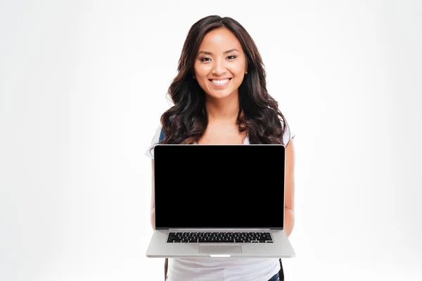 Happy beautiful asian woman showing blank laptop screen — Stock Photo, Image