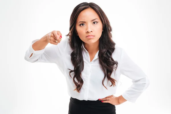 Portret van een serieuze Aziatische businessoman wijzende vinger op de camera — Stockfoto