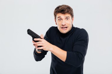 Korkmuş karışık yougn adam elinde bir silah