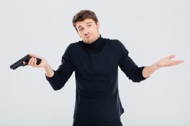 Onun omuzlarında shrugging silah ile karışık genç adam