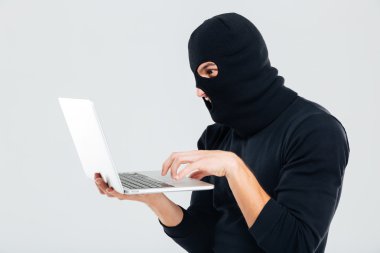 Ayakta ve dizüstü bilgisayar kullanarak yün adam portresi