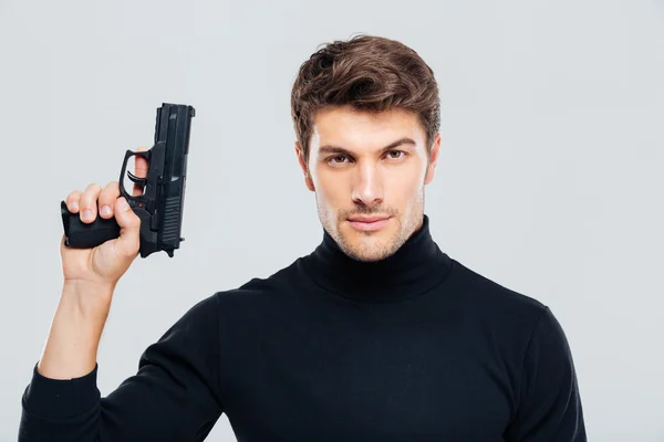 Retrato de un joven guapo sosteniendo un arma —  Fotos de Stock