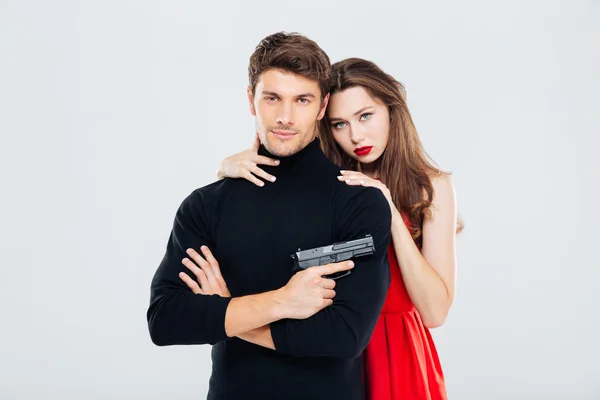 Portrait de beau jeune couple élégant avec pistolet — Photo