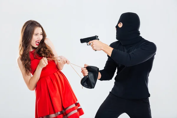 Грабители похитили девушку. Женщина грабитель. Мужчина напал на девочку в подъезде. Подловили девушек. Женщина взломщик.