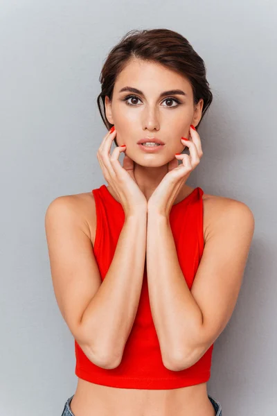 Mujer morena asombrada mirando a la cámara — Foto de Stock