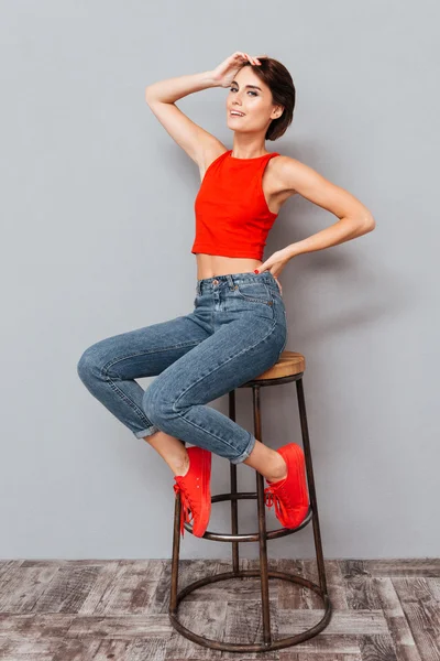 Retrato completo de una mujer sentada en la silla —  Fotos de Stock