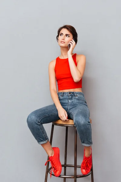 Retrato de una joven seria hablando por teléfono —  Fotos de Stock