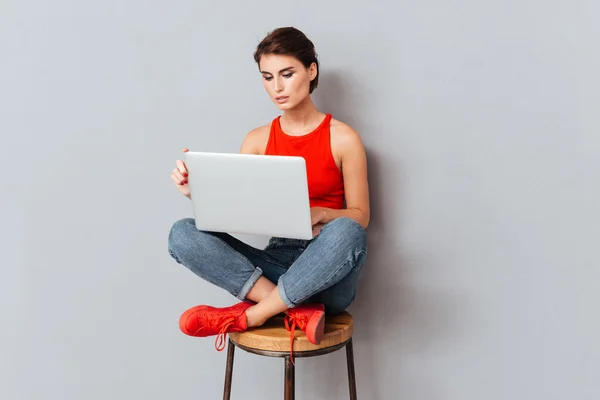 Giovane bella ragazza intelligente che utilizza computer portatile per lo studio — Foto Stock