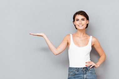 Avuç içinde boşaltmak holding neşeli güzel kız