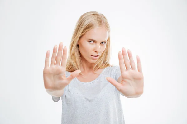 Porträt eines schönen Mädchens, das Stoppschild mit Handflächen zeigt — Stockfoto