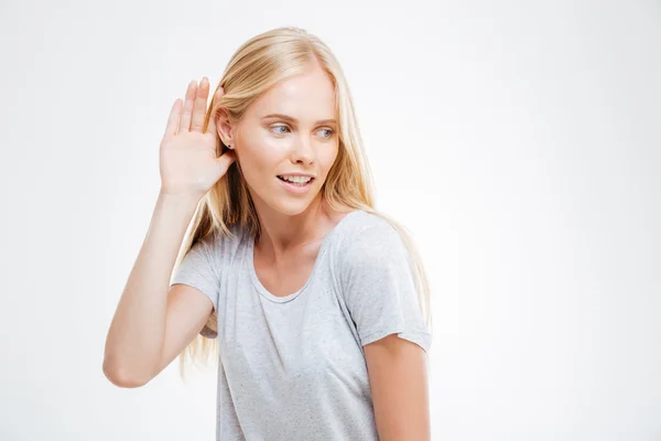 Mooie vrouw met hand bij het oor om beter te horen — Stockfoto