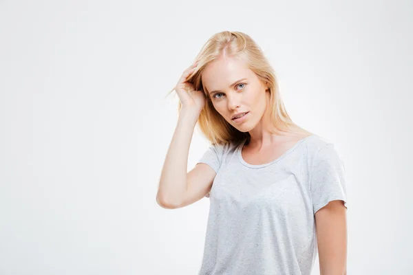 Portret van zeker mooie jonge vrouw met blonde haren — Stockfoto