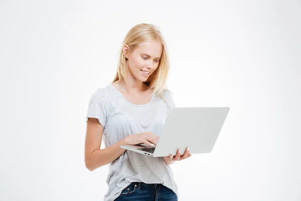 Retrato de una mujer feliz usando computadora portátil — Foto de Stock